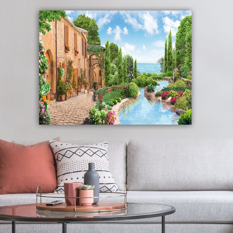 Canvastavla 70x100 cm - Idyllisk landsby med blommor, träd och en glittrande sjö i bakgrunden - Grön / Blå / Terrakotta - Inredning - Tavlor & posters - Canvastavla