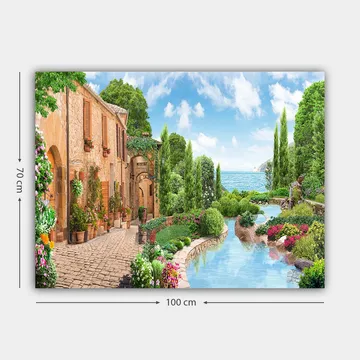 Canvastavla 70x100 cm - Idyllisk landsby med blommor, träd och en glittrande sjö i bakgrunden - Grön / Blå / Terrakotta - Inredning - Tavlor & posters - Canvastavla