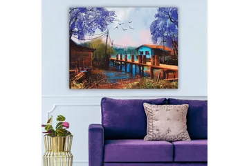 Canvastavla 70x100 cm - Idyllisk landskapsmålning med en brygga som sträcker sig över en stilla vattenyta, omgiven av färgglada hus och träd i lila nyanser - Lila / Blå / Brun - Inredning - Tavlor & posters - Canvastavla