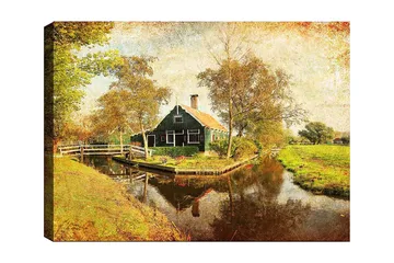 Canvastavla 70x100 cm - Idyllisk landskapsvy med ett traditionellt hus vid en kanal omgiven av träd och grönska - Grön / Brun / Orange - Inredning - Tavlor & posters - Canvastavla