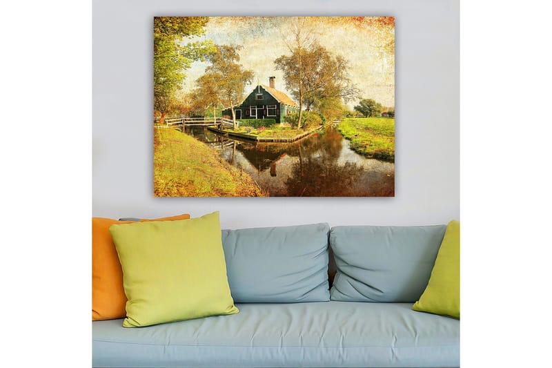 Canvastavla 70x100 cm - Idyllisk landskapsvy med ett traditionellt hus vid en kanal omgiven av träd och grönska - Grön / Brun / Orange - Inredning - Tavlor & posters - Canvastavla