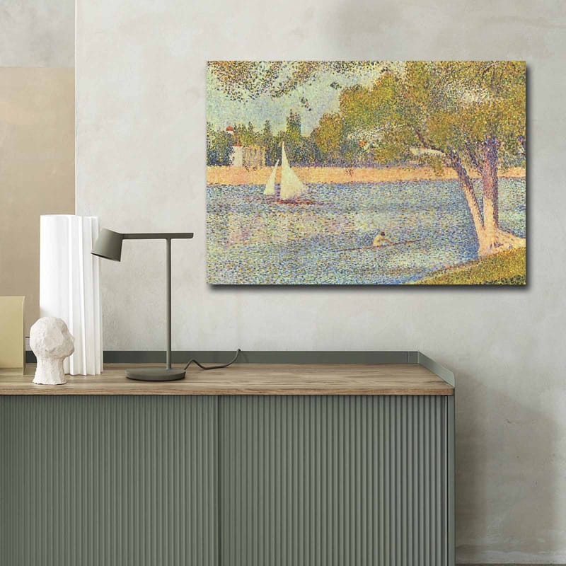 Canvastavla 70x100 cm - Idyllisk sjölandskap med segelbåtar och träd som speglar en lugn sommarstämning - Grön / Blå / Beige - Inredning - Tavlor & posters - Canvastavla