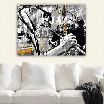 Canvastavla 70x100 cm - Jazzmusiker som spelar trumpet i en livlig stadsbild av New York - Svart / Grå / Gul - Inredning - Tavlor & posters - Canvastavla