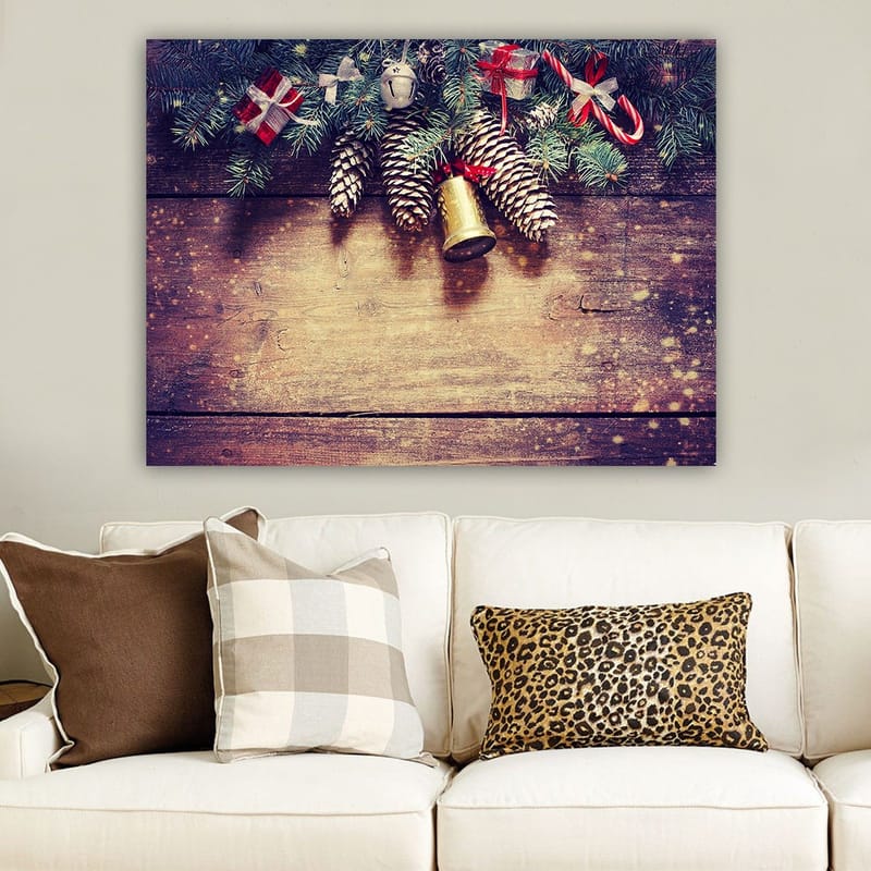 Canvastavla 70x100 cm - Juldekoration med granris, kottar och presenter - Grön / Brun / Röd - Inredning - Tavlor & posters - Canvastavla