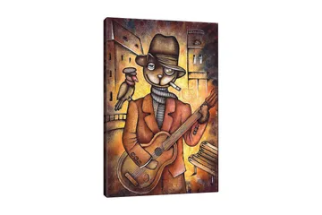 Canvastavla 70x100 cm - Kattklädd musiker spelar gitarr med en fågel på axeln i en stadsmiljö - Brun / Orange / Beige - Inredning - Tavlor & posters - Canvastavla