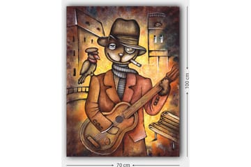 Canvastavla 70x100 cm - Kattklädd musiker spelar gitarr med en fågel på axeln i en stadsmiljö - Brun / Orange / Beige - Inredning - Tavlor & posters - Canvastavla