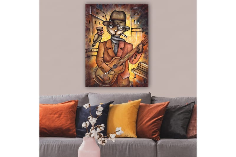 Canvastavla 70x100 cm - Kattklädd musiker spelar gitarr med en fågel på axeln i en stadsmiljö - Brun / Orange / Beige - Inredning - Tavlor & posters - Canvastavla