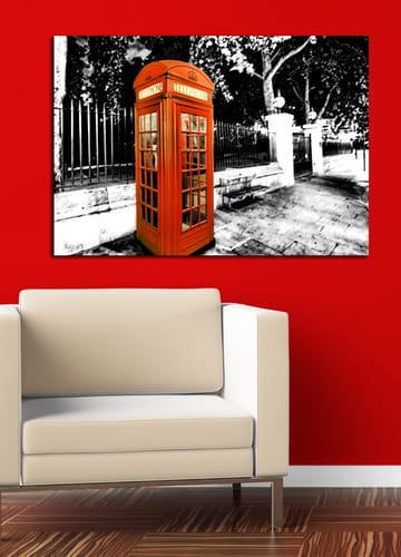 Canvastavla 70x100 cm - Klassisk röd telefonkiosk i en svartvit stadslandskap - Röd / Svart / Vit - Inredning - Tavlor & posters - Canvastavla