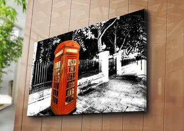 Canvastavla 70x100 cm - Klassisk röd telefonkiosk i en svartvit stadslandskap - Röd / Svart / Vit - Inredning - Tavlor & posters - Canvastavla