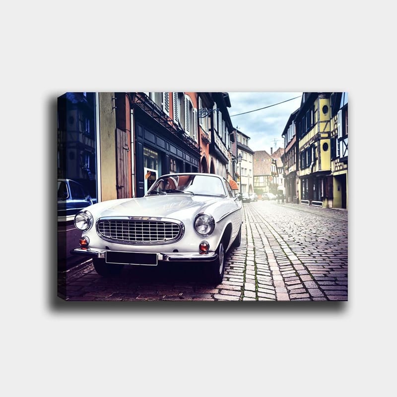 Canvastavla 70x100 cm - Klassisk vit bil parkerad på en charmig, gammaldags gata med historiska byggnader - Vit / Svart / Grå - Inredning - Tavlor & posters - Canvastavla
