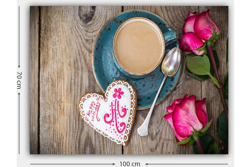 Canvastavla 70x100 cm - Kopp kaffe med en hjärtformad pepparkaka och rosor på ett träbord - Turkos / Rosa / Brun - Inredning - Tavlor & posters - Canvastavla