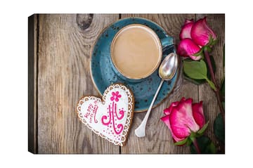 Canvastavla 70x100 cm - Kopp kaffe med en hjärtformad pepparkaka och rosor på ett träbord - Turkos / Rosa / Brun - Inredning - Tavlor & posters - Canvastavla