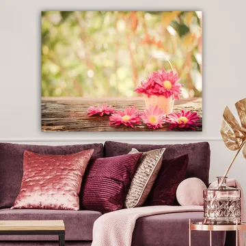 Canvastavla 70x100 cm - Korg fylld med rosa blommor på en träyta - Rosa / Gult / Brunt - Inredning - Tavlor & posters - Canvastavla