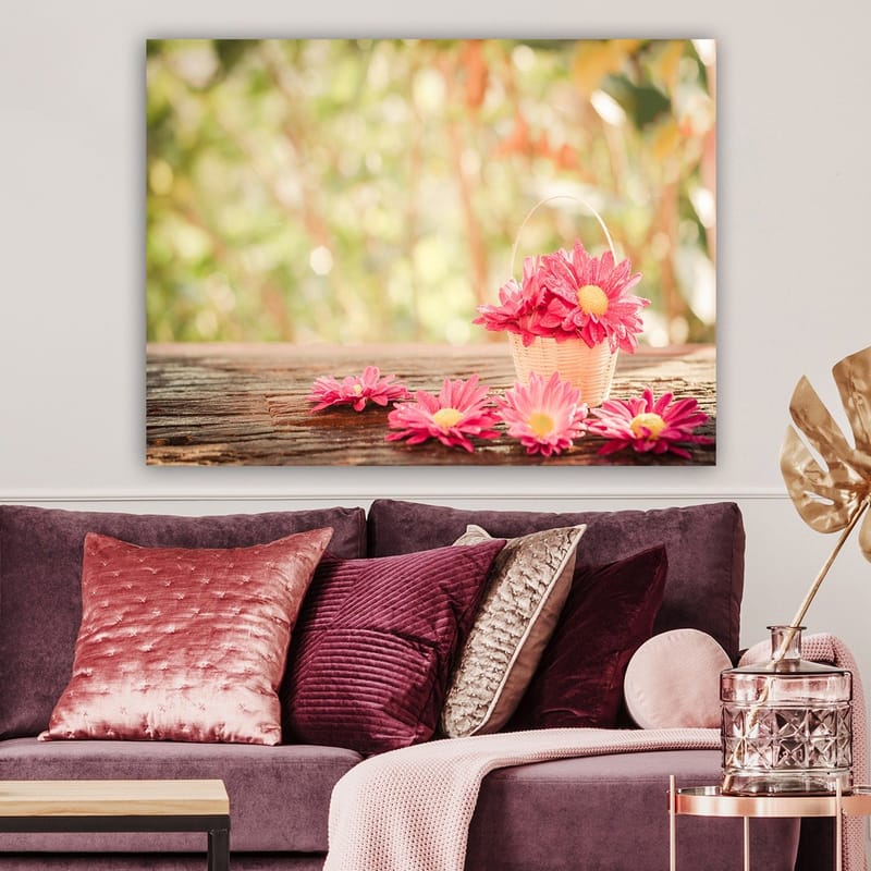Canvastavla 70x100 cm - Korg fylld med rosa blommor på en träyta - Rosa / Gult / Brunt - Inredning - Tavlor & posters - Canvastavla
