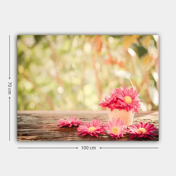 Canvastavla 70x100 cm - Korg fylld med rosa blommor på en träyta - Rosa / Gult / Brunt - Inredning - Tavlor & posters - Canvastavla