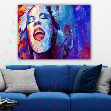 Canvastavla 70x100 cm - Kraftfull kvinna som sjunger med uttrycksfulla ansiktsdrag - Blå / Röd / Vit - Inredning - Tavlor & posters - Canvastavla