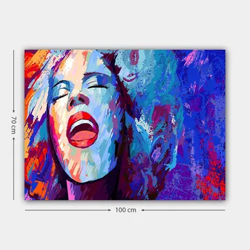 Canvastavla 70x100 cm - Kraftfull kvinna som sjunger med uttrycksfulla ansiktsdrag - Blå / Röd / Vit - Inredning - Tavlor & posters - Canvastavla