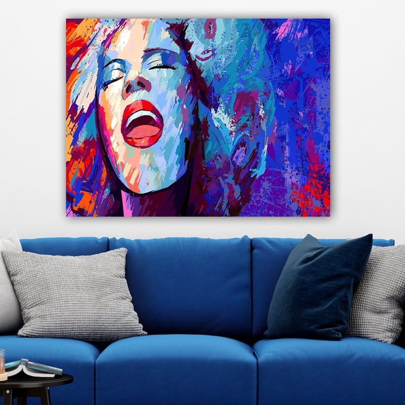 Canvastavla 70x100 cm - Kraftfull kvinna som sjunger med uttrycksfulla ansiktsdrag - Blå / Röd / Vit - Inredning - Tavlor & posters - Canvastavla