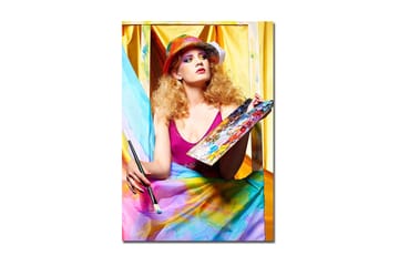 Canvastavla 70x100 cm - Kreativ kvinna som målar med en palett i handen, omgiven av färgglada tyger - Rosa / Blå / Gul - Inredning - Tavlor & posters - Canvastavla