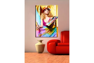 Canvastavla 70x100 cm - Kreativ kvinna som målar med en palett i handen, omgiven av färgglada tyger - Rosa / Blå / Gul - Inredning - Tavlor & posters - Canvastavla