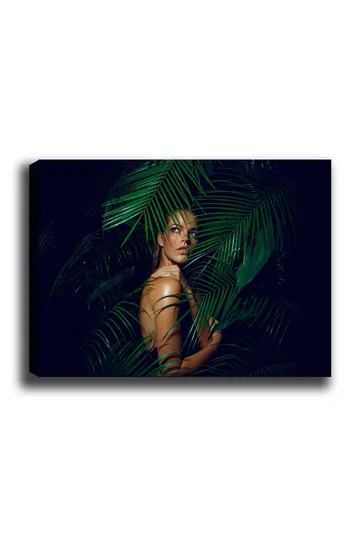 Canvastavla 70x100 cm - Kvinna delvis dold bakom gröna palmblad - Mörkgrön / Ljusgrön / Beige - Inredning - Tavlor & posters - Canvastavla