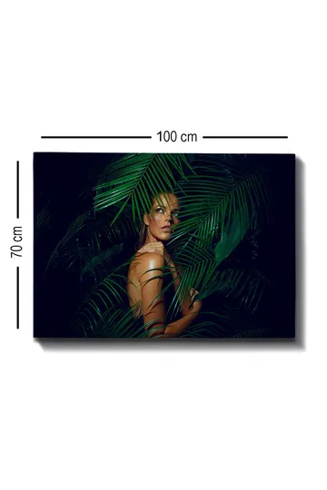 Canvastavla 70x100 cm - Kvinna delvis dold bakom gröna palmblad - Mörkgrön / Ljusgrön / Beige - Inredning - Tavlor & posters - Canvastavla