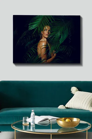 Canvastavla 70x100 cm - Kvinna delvis dold bakom gröna palmblad - Mörkgrön / Ljusgrön / Beige - Inredning - Tavlor & posters - Canvastavla