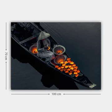 Canvastavla 70x100 cm - Kvinna i en båt som omger sig med lysande orange fiskar och traditionella korgar - Orange / Svart / Grå - Inredning - Tavlor & posters - Canvastavla