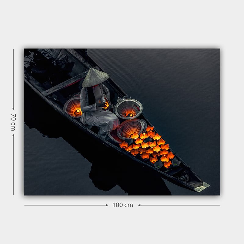 Canvastavla 70x100 cm - Kvinna i en båt som omger sig med lysande orange fiskar och traditionella korgar - Orange / Svart / Grå - Inredning - Tavlor & posters - Canvastavla