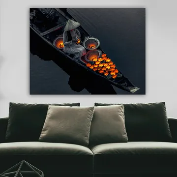 Canvastavla 70x100 cm - Kvinna i en båt som omger sig med lysande orange fiskar och traditionella korgar - Orange / Svart / Grå - Inredning - Tavlor & posters - Canvastavla