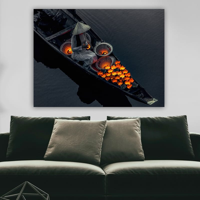 Canvastavla 70x100 cm - Kvinna i en båt som omger sig med lysande orange fiskar och traditionella korgar - Orange / Svart / Grå - Inredning - Tavlor & posters - Canvastavla