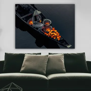 Canvastavla 70x100 cm - Kvinna i en båt som omger sig med lysande orange fiskar och traditionella korgar - Orange / Svart / Grå - Inredning - Tavlor & posters - Canvastavla