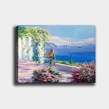 Canvastavla 70x100 cm - Kvinna i en blå klänning står vid en utsiktspunkt med havet och segelbåtar i bakgrunden - Blå / Grön / Rosa - Inredning - Tavlor & posters - Canvastavla