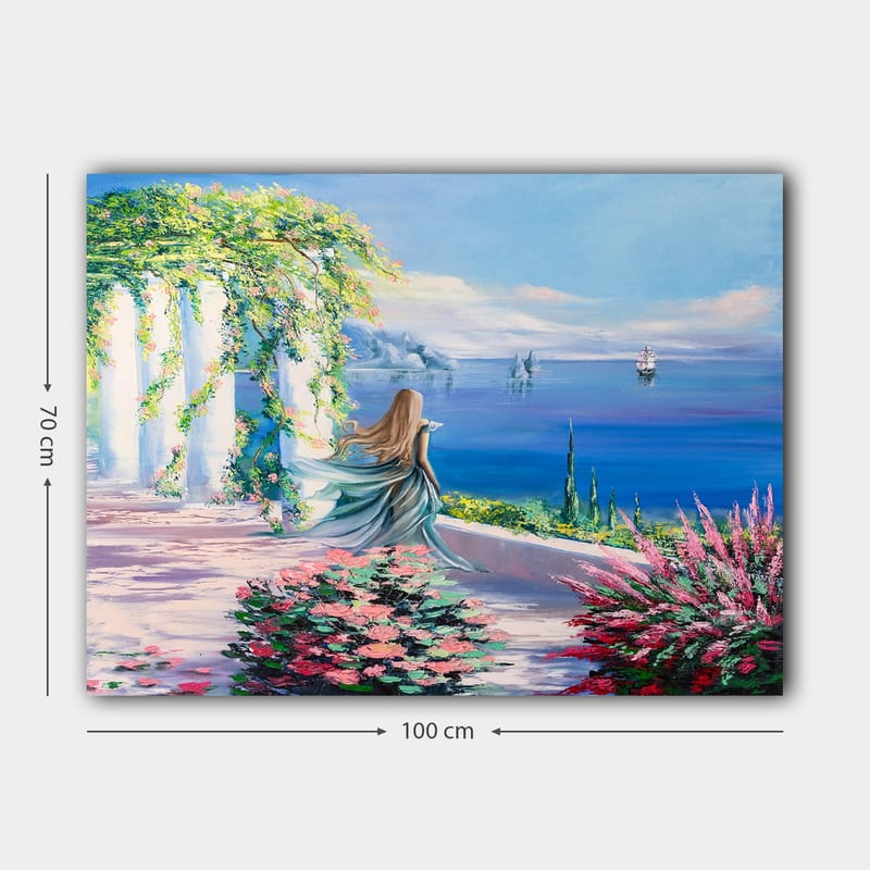 Canvastavla 70x100 cm - Kvinna i en blå klänning står vid en utsiktspunkt med havet och segelbåtar i bakgrunden - Blå / Grön / Rosa - Inredning - Tavlor & posters - Canvastavla