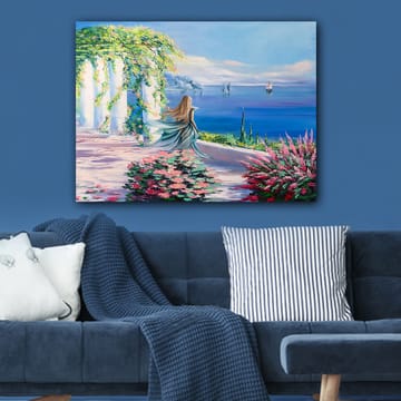 Canvastavla 70x100 cm - Kvinna i en blå klänning står vid en utsiktspunkt med havet och segelbåtar i bakgrunden - Blå / Grön / Rosa - Inredning - Tavlor & posters - Canvastavla