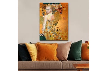 Canvastavla 70x100 cm - Kvinna i en elegant klänning med intrikata mönster, som vänder sig om med en uttrycksfull blick - Guld / Orange / Beige - Inredning - Tavlor & posters - Canvastavla