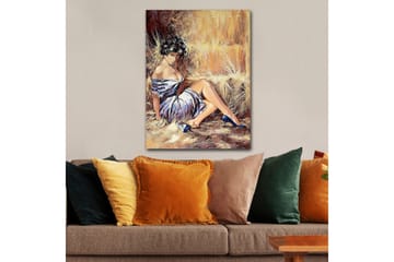 Canvastavla 70x100 cm - Kvinna i en elegant klänning som sitter avslappnat med en självsäker blick - Vit / Brun / Blå - Inredning - Tavlor & posters - Canvastavla