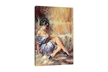 Canvastavla 70x100 cm - Kvinna i en elegant klänning som sitter avslappnat med en självsäker blick - Vit / Brun / Blå - Inredning - Tavlor & posters - Canvastavla