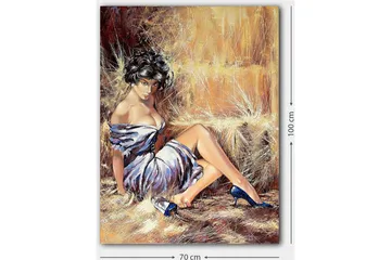 Canvastavla 70x100 cm - Kvinna i en elegant klänning som sitter avslappnat med en självsäker blick - Vit / Brun / Blå - Inredning - Tavlor & posters - Canvastavla