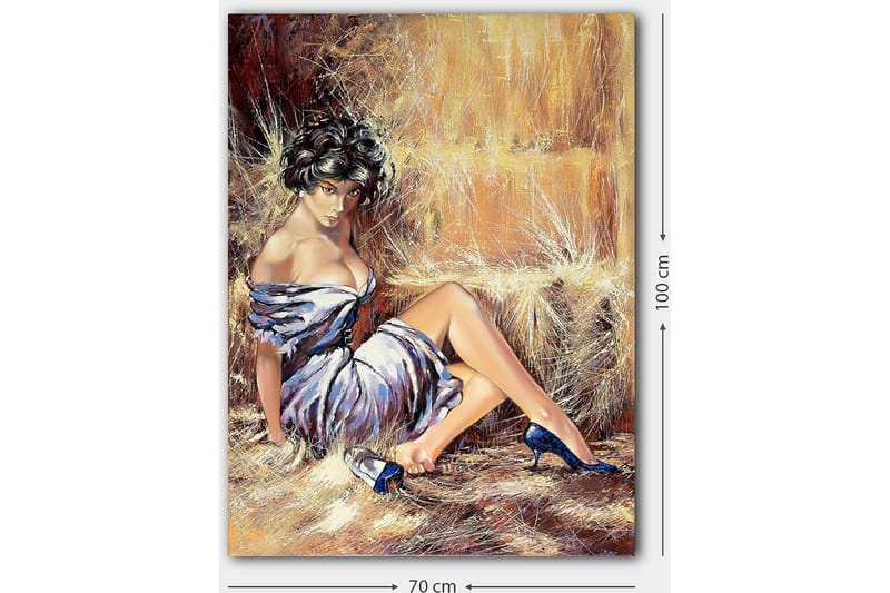 Canvastavla 70x100 cm - Kvinna i en elegant klänning som sitter avslappnat med en självsäker blick - Vit / Brun / Blå - Inredning - Tavlor & posters - Canvastavla