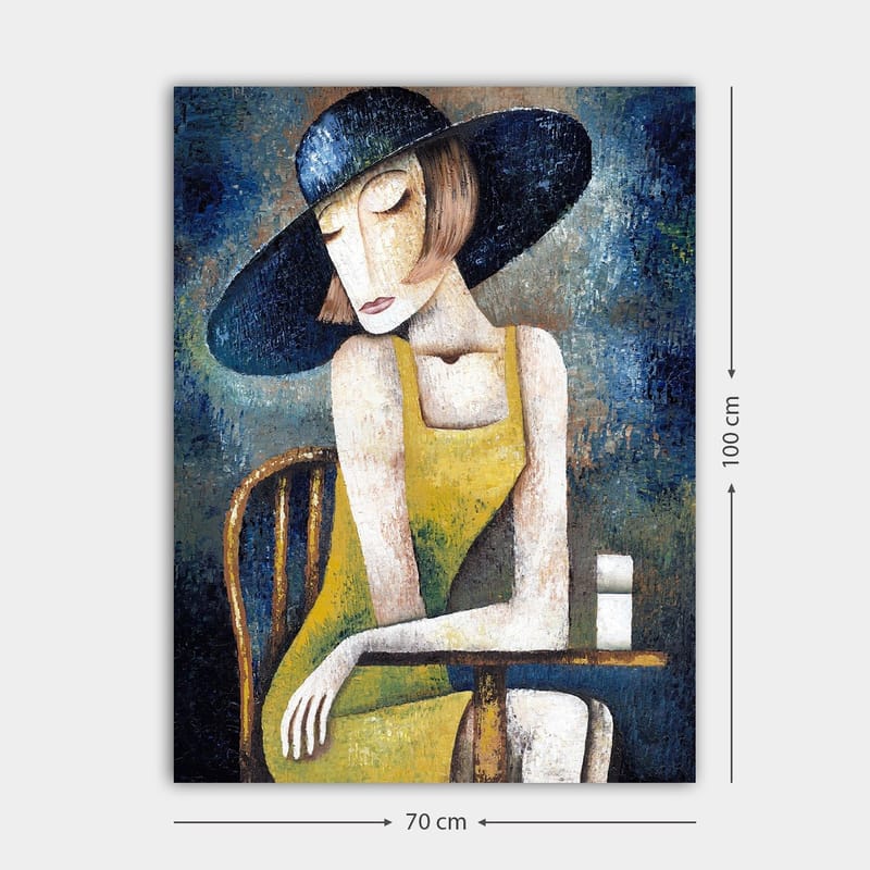 Canvastavla 70x100 cm - Kvinna i en gul klänning sitter vid ett bord med en vit kopp, iförd en stor svart hatt - Gul / Svart / Blågrön - Inredning - Tavlor & posters - Canvastavla