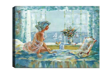 Canvastavla 70x100 cm - Kvinna i en ljus och luftig miljö, sittande vid ett fönster med utsikt över havet - Blå / Grön / Beige - Inredning - Tavlor & posters - Canvastavla
