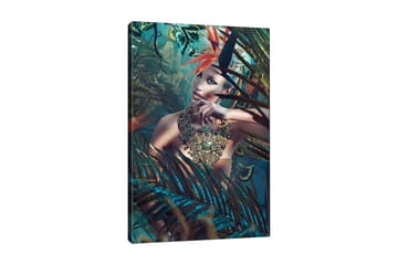 Canvastavla 70x100 cm - Kvinna i en tät, grönskande miljö med en intrikat smyckesdetalj som fångar uppmärksamheten - Mörkgrön / Turkos / Beige - Inredning - Tavlor & posters - Canvastavla
