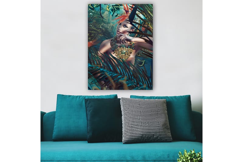 Canvastavla 70x100 cm - Kvinna i en tät, grönskande miljö med en intrikat smyckesdetalj som fångar uppmärksamheten - Mörkgrön / Turkos / Beige - Inredning - Tavlor & posters - Canvastavla