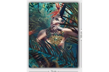 Canvastavla 70x100 cm - Kvinna i en tät, grönskande miljö med en intrikat smyckesdetalj som fångar uppmärksamheten - Mörkgrön / Turkos / Beige - Inredning - Tavlor & posters - Canvastavla