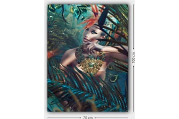 Canvastavla 70x100 cm - Kvinna i en tät, grönskande miljö med en intrikat smyckesdetalj som fångar uppmärksamheten - Mörkgrön / Turkos / Beige - Inredning - Tavlor & posters - Canvastavla