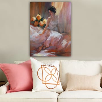 Canvastavla 70x100 cm - Kvinna i en vit klänning sitter avslappnat med rosor i bakgrunden - Vit / Rosa / Orange - Inredning - Tavlor & posters - Canvastavla
