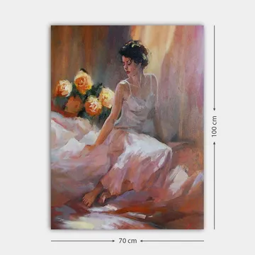 Canvastavla 70x100 cm - Kvinna i en vit klänning sitter avslappnat med rosor i bakgrunden - Vit / Rosa / Orange - Inredning - Tavlor & posters - Canvastavla
