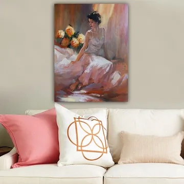 Canvastavla 70x100 cm - Kvinna i en vit klänning sitter avslappnat med rosor i bakgrunden - Vit / Rosa / Orange - Inredning - Tavlor & posters - Canvastavla