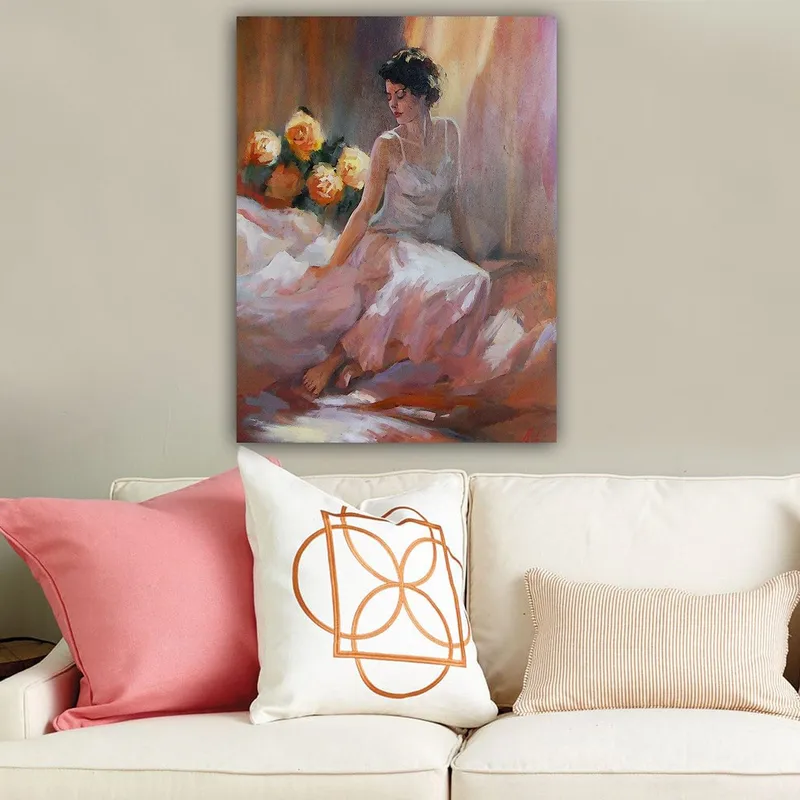 Canvastavla 70x100 cm - Kvinna i en vit klänning sitter avslappnat med rosor i bakgrunden - Vit / Rosa / Orange - Inredning - Tavlor & posters - Canvastavla